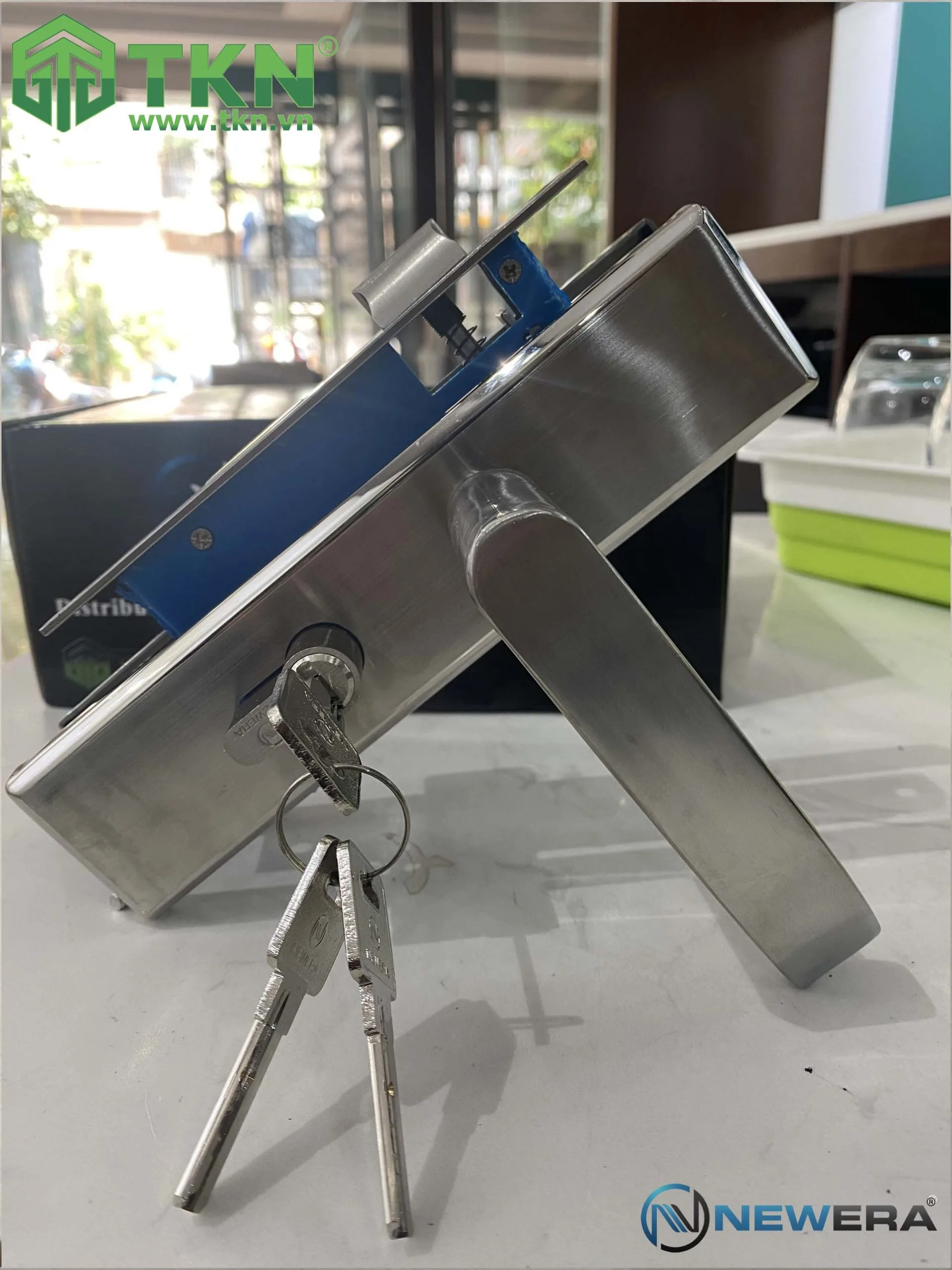 Khoa cua thong phong NewEra NE58 555N scaled