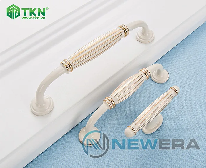 NewEra NE2857.128WG trên cánh tủ