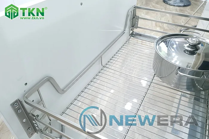 Cố định giá xoong nồi với cánh tủ bếp chắc chắn