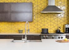 Thiết kế phòng bếp ấm áp với gam màu vàng