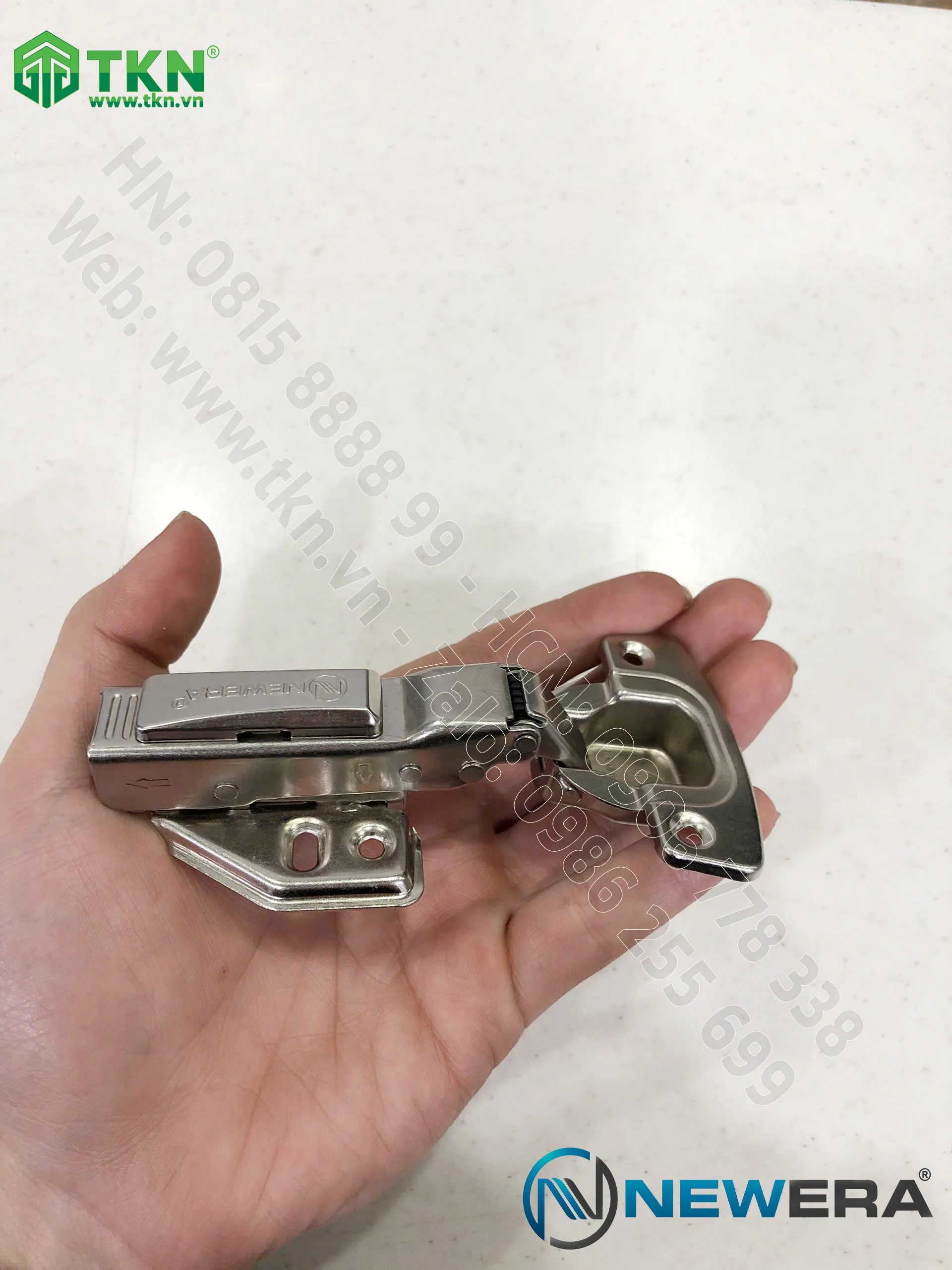 Bản lề tủ bếp 628A chất liệu thép giúp sản phẩm giữ được độ sáng bóng, ít biến màu