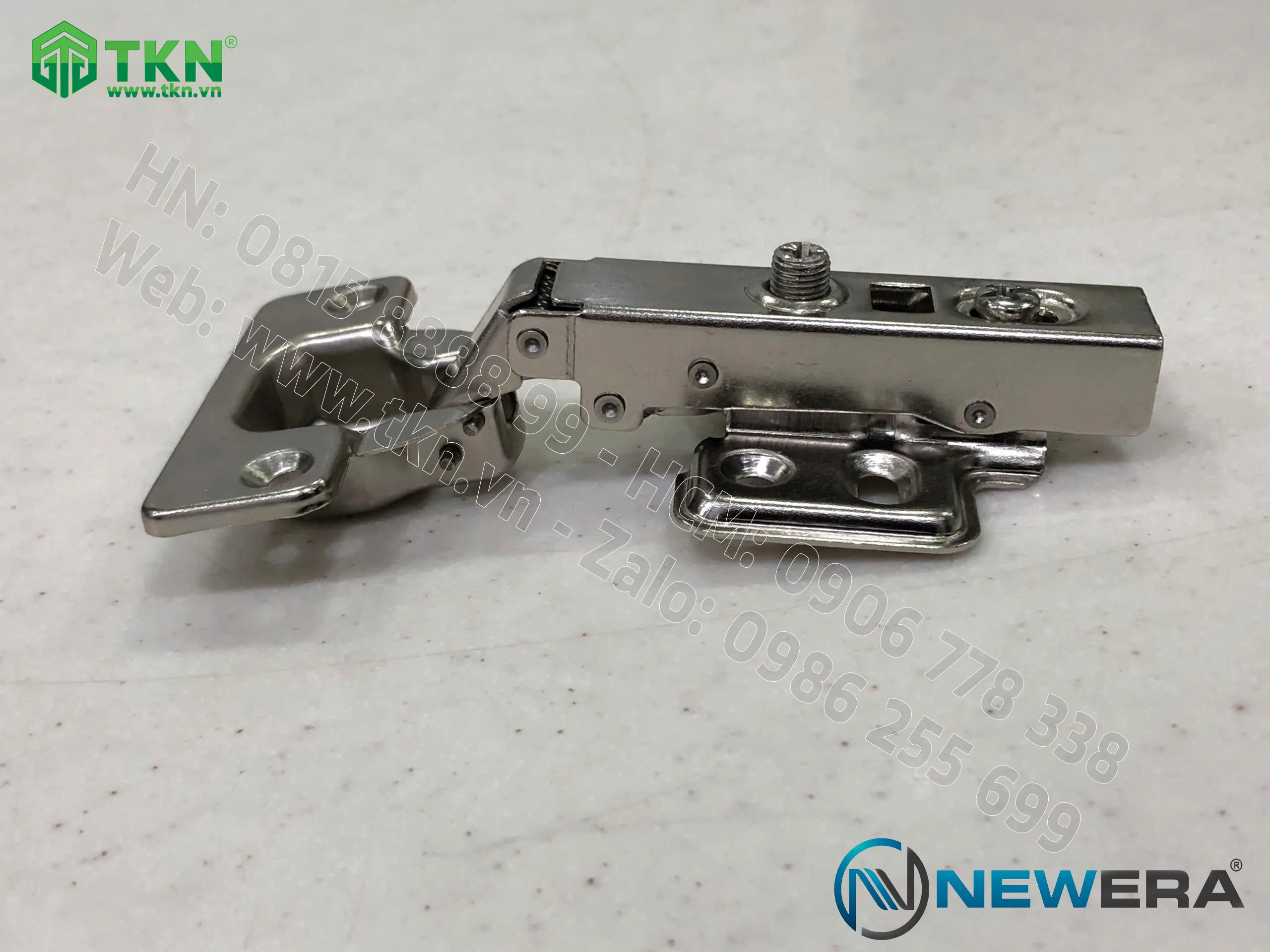 Bản lề NewEra 628A tích hợp giảm chấn bên trong giúp đóng mở cánh tủ êm nhẹ