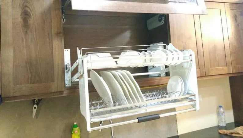Độ cao của giá bát nâng hạ thấp hơn độ cao của tủ khoảng 20cm