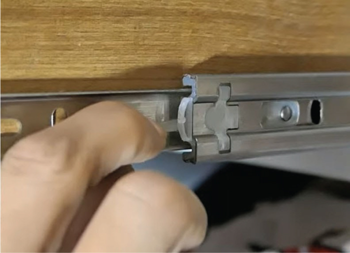 cách tháo ngăn kéo tủ