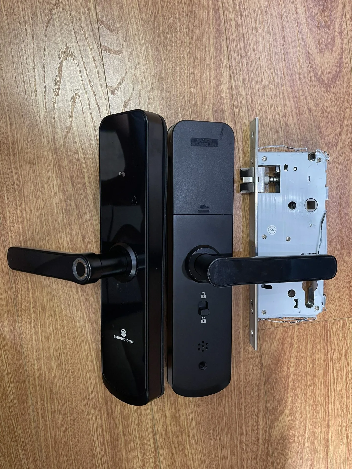 khoa van tay cua go nhom thep