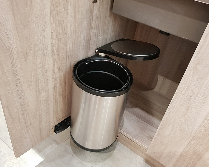Thùng rác tròn gắn cánh tủ bếp Imundex - inox viền đen, kiểu dáng hiện đại 