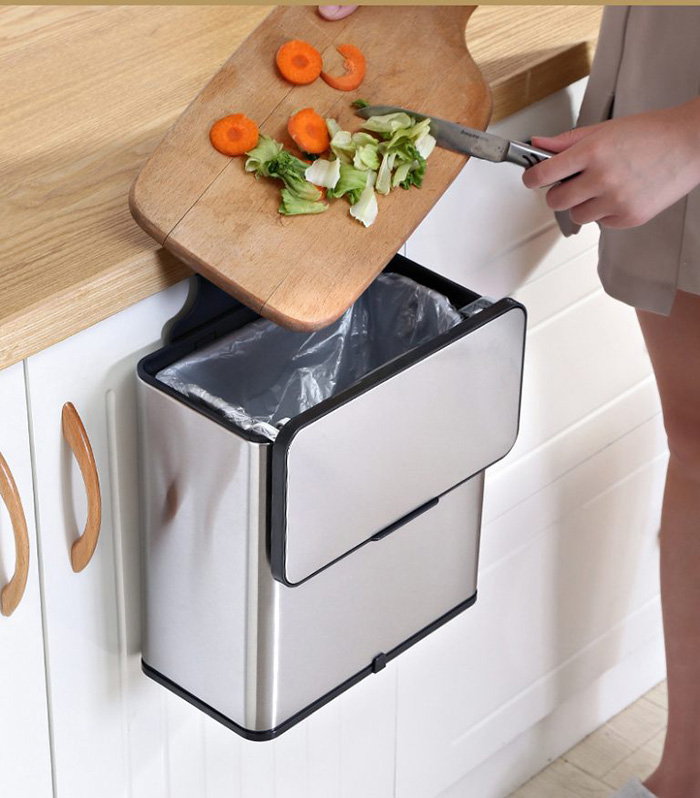 Thùng rác gắn mặt ngoài cửa tủ bếp tạo sự tiện lợi khi sử dụng 