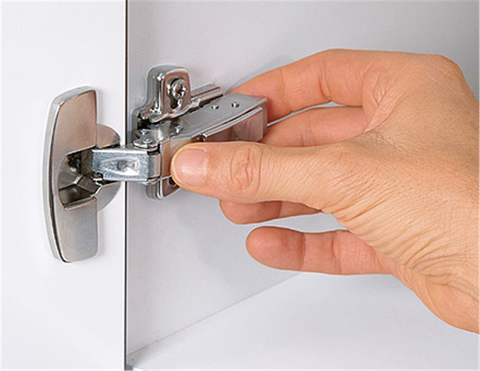 Bản lề tủ bếp thông minh được tích hợp ray giảm chấn