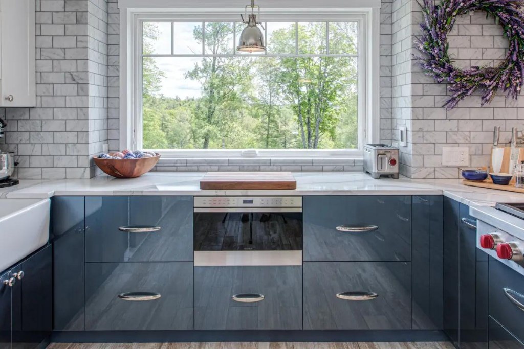 Tủ bếp Acrylic màu xanh dương mang đến vẻ hiện đại cho căn bếp