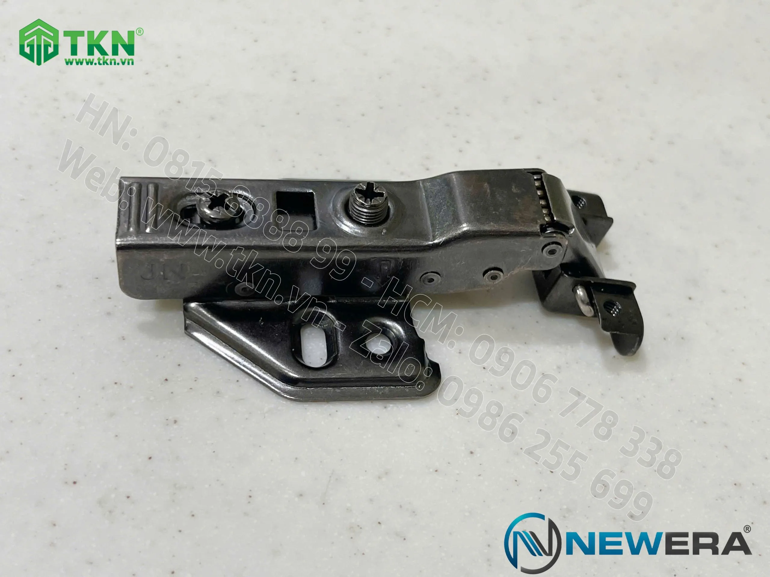 ban le cong vua newera 399b 2 scaled