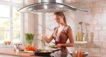 Nâng tầm không gian bếp Việt với bộ đôi máy hút mùi và bếp điện từ NewEra