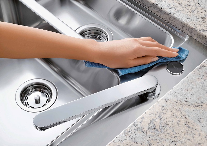 Ve sinh thuong xuyen giup be mat inox luon sang bong