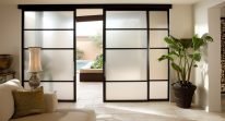 Thách Thức Của Những Cánh Cửa Vĩ Đại: Bí Quyết Để Cửa Trượt Lớn & Nặng Vận Hành Nhẹ Nhàng Như Không