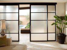 Thách Thức Của Những Cánh Cửa Vĩ Đại: Bí Quyết Để Cửa Trượt Lớn & Nặng Vận Hành Nhẹ Nhàng Như Không