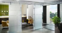 Sự Tinh Tế Của Thủy Tinh & Sức Mạnh Của Thép: Giải Pháp Toàn Diện Cho Cửa Trượt Kính Từ NewEra