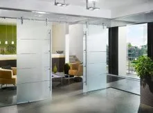 Sự Tinh Tế Của Thủy Tinh & Sức Mạnh Của Thép: Giải Pháp Toàn Diện Cho Cửa Trượt Kính Từ NewEra