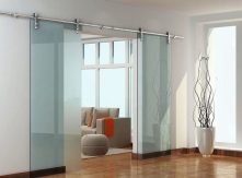 Hệ Cửa Trượt Kính Ray Ống Inox NewEra NE291G1: Phân Tích Chất Lượng Thép Không Gỉ 304 và Kỹ Thuật Gia Công Bánh Xe Chống Mài Mòn
