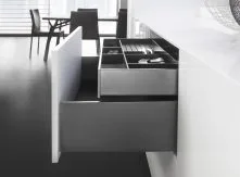 Vật Lý Của Sự Ổn Định: Giải Mã Cơ Chế Bánh Răng & Thanh Răng Đồng Bộ Hóa Của Ray Trượt Dynapro