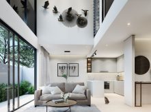 Giải Pháp Cửa Trượt Cho Không Gian Thông Tầng: Thách Thức Về Chiều Cao và Giải Đáp Kỹ Thuật Từ NewEra & Tân Kỷ Nguyên