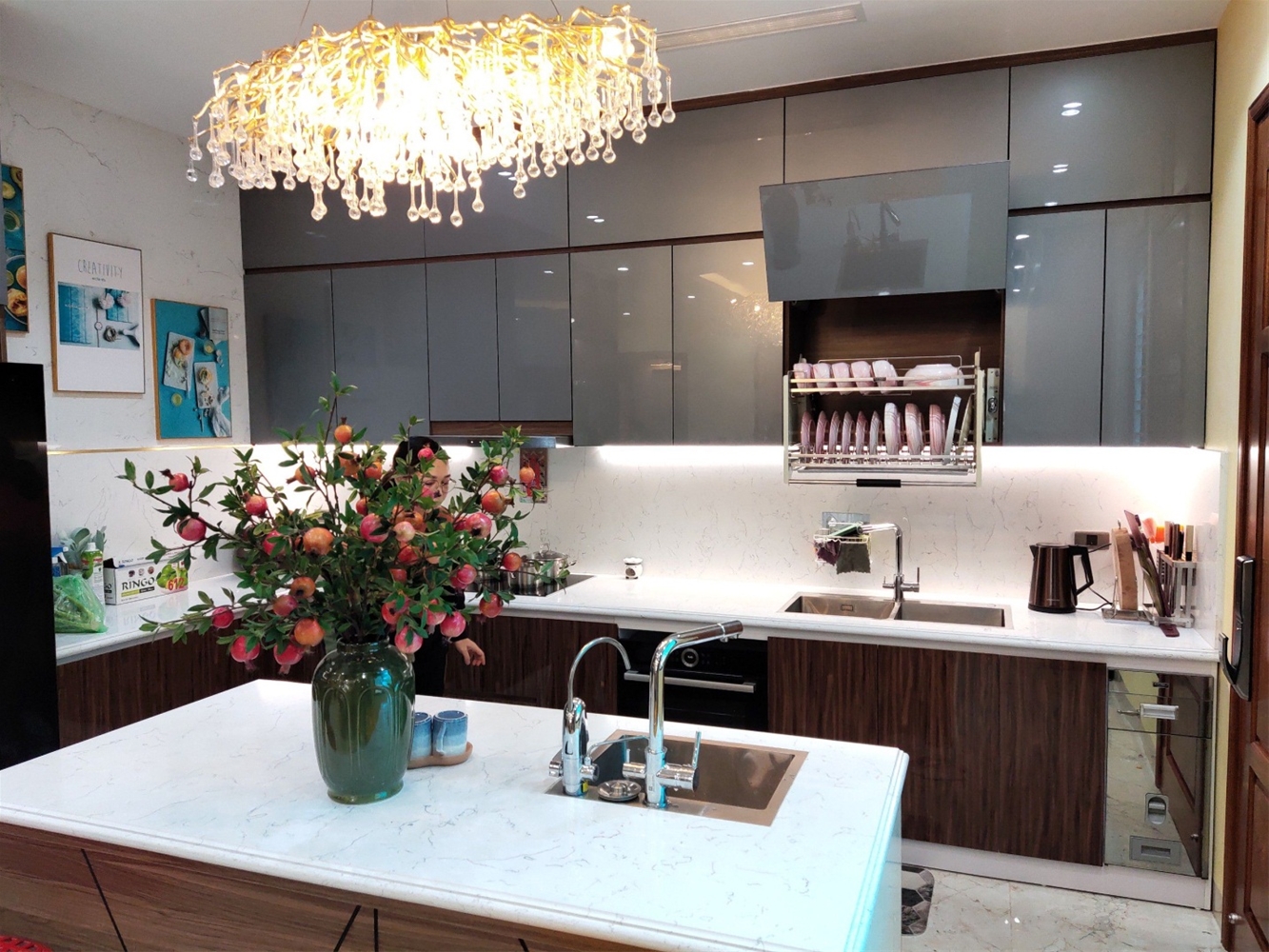 tu bep voi gia bat nang ha newera