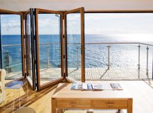 Giải Pháp Cửa Trượt Cho Các Dự Án Ven Biển: Thử Thách Ăn Mòn Muối và Sự Vượt Trội Của Vật Liệu NewEra Inox 304