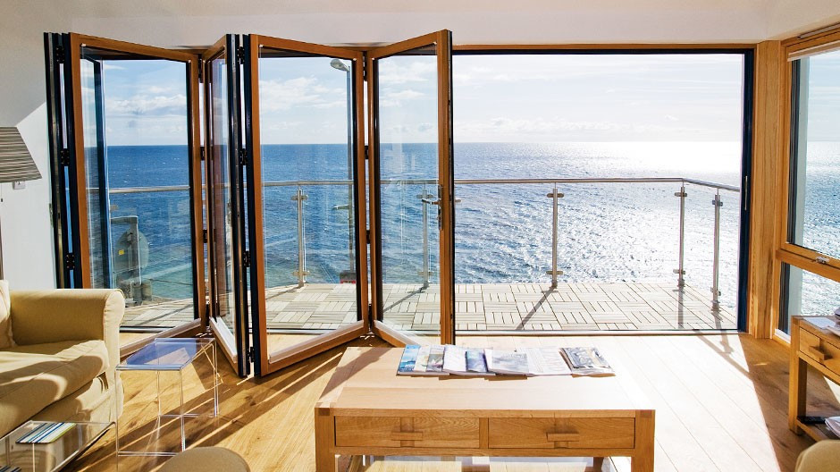 Giải Pháp Cửa Trượt Cho Các Dự Án Ven Biển: Thử Thách Ăn Mòn Muối và Sự Vượt Trội Của Vật Liệu NewEra Inox 304