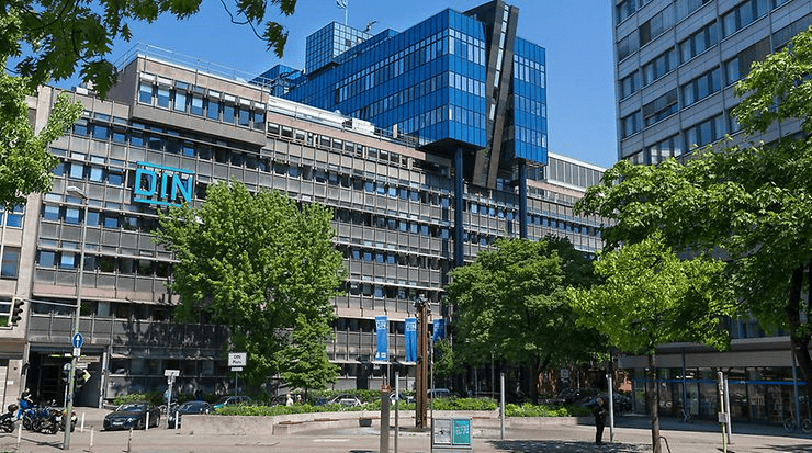 Phân Tích Tiêu Chuẩn DIN của Đức và Sự Tuân Thủ Trong Quy Trình Sản Xuất Phụ Kiện NewEra