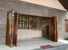 Thách Thức Với Cửa Gỗ Tự Nhiên Nặng (Gõ Đỏ, Lim, Óc Chó): Tại Sao Phụ Kiện Chịu Tải 150kg+ Của NewEra Là Lựa Chọn An Toàn Duy Nhất?