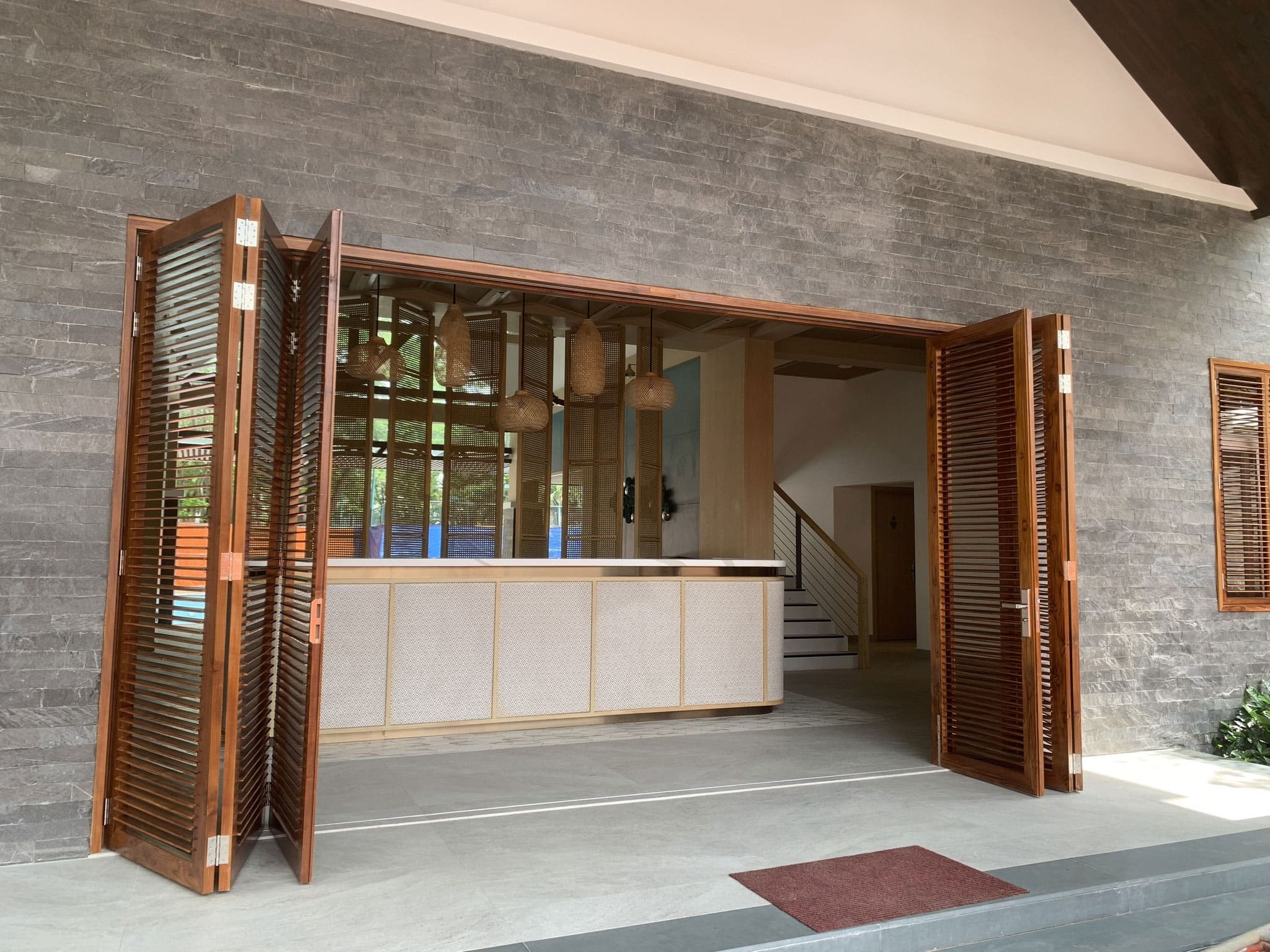 Thách Thức Với Cửa Gỗ Tự Nhiên Nặng (Gõ Đỏ, Lim, Óc Chó): Tại Sao Phụ Kiện Chịu Tải 150kg+ Của NewEra Là Lựa Chọn An Toàn Duy Nhất?