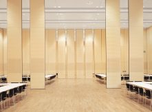 Vách Ngăn Di Động Cách Âm: Vai Trò Của Hệ Thống Bi Treo và Ray Kín Khít NewEra Trong Việc Giảm Truyền Âm