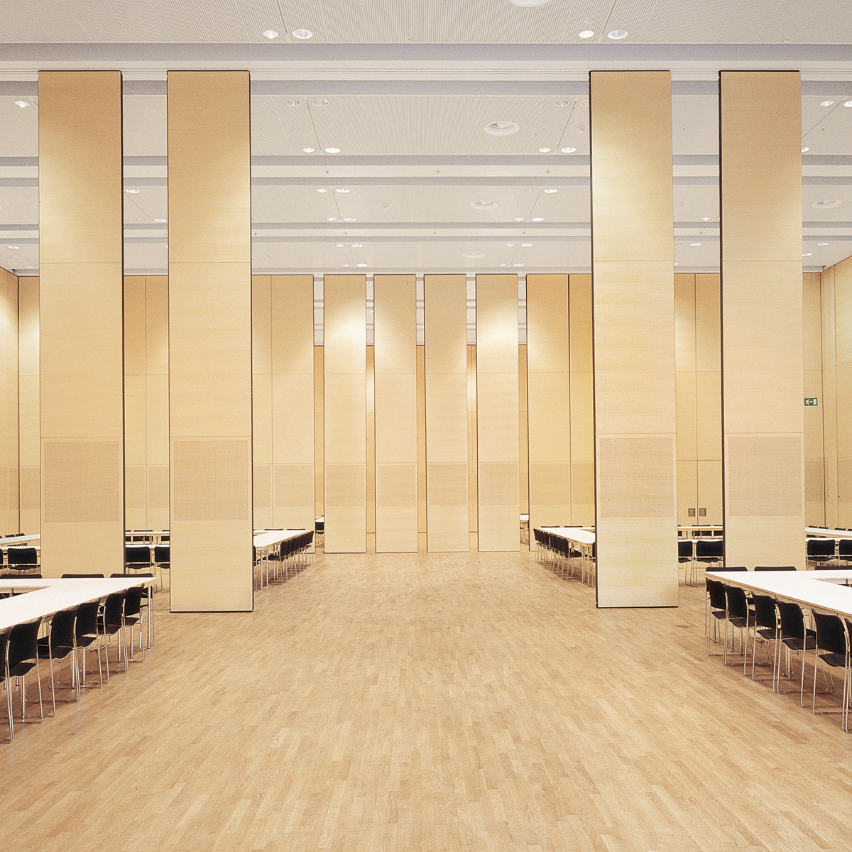 Vách Ngăn Di Động Cách Âm: Vai Trò Của Hệ Thống Bi Treo và Ray Kín Khít NewEra Trong Việc Giảm Truyền Âm