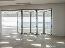 Tại Sao Bản Lề Cửa Gấp NewEra Cần Độ Cứng Vững Cao Hơn Các Loại Bản Lề Thông Thường?