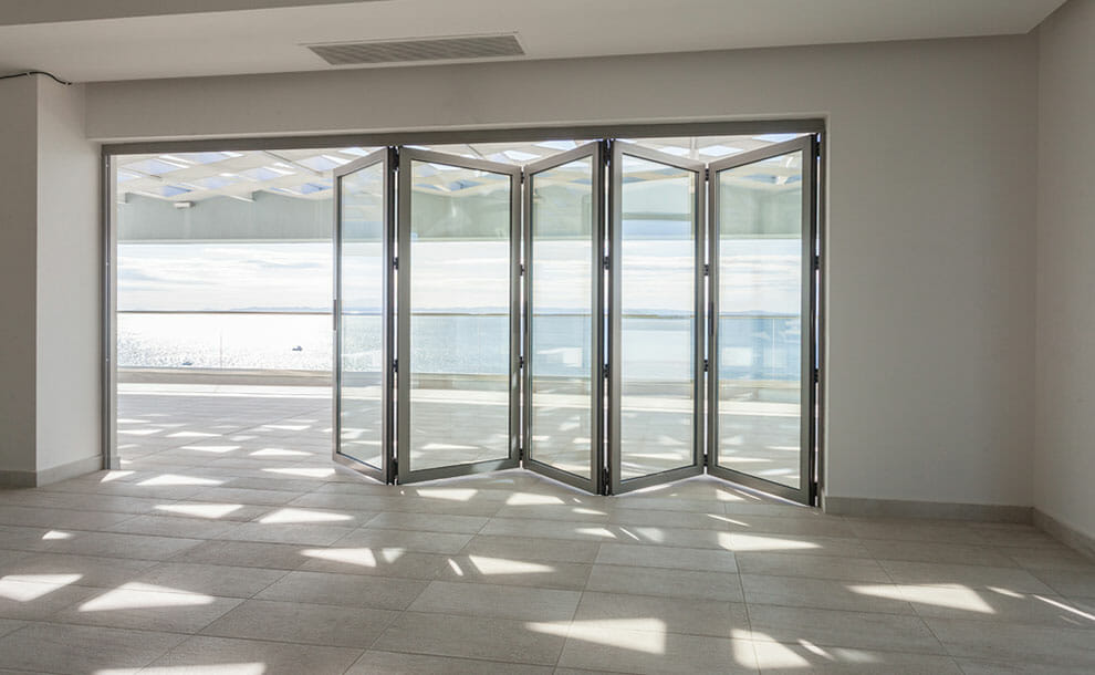 Tại Sao Bản Lề Cửa Gấp NewEra Cần Độ Cứng Vững Cao Hơn Các Loại Bản Lề Thông Thường?