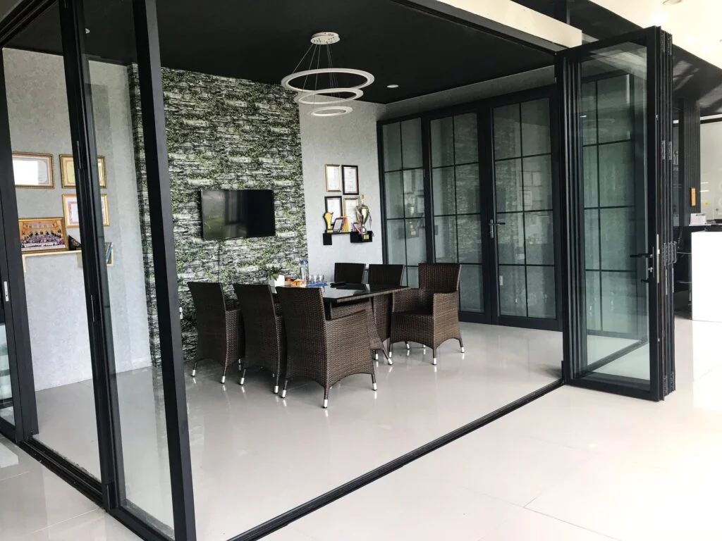 Tổng Hợp Các Lỗi Lắp Đặt Phụ Kiện Cửa Lùa Thường Gặp Và Quy Trình Xử Lý Nhanh Chuẩn Chuyên Gia