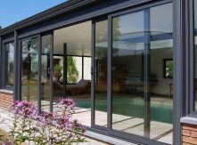 Cách Xử Lý Khi Ray Trượt Bị Lệch: Kỹ Thuật Căn Chỉnh Level Chuẩn Cho Thầu Thợ Lắp Đặt Cửa Lùa