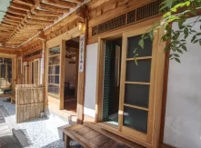 Dẫn Hướng Sàn Cửa Lùa: Chi Tiết Nhỏ Quyết Định Sự Ổn Định Và Độ Bền Của Hệ Phụ Kiện NewEra