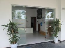 Kỹ Thuật Khoét Lỗ Kính Chuẩn Xác Để Lắp Đặt Bộ Phụ Kiện Cửa Lùa Kính NewEra NE286S