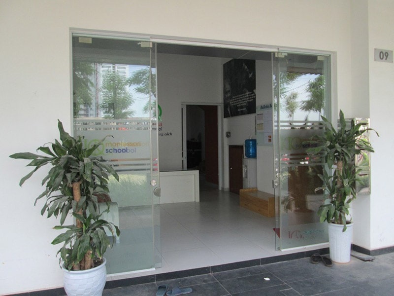 Kỹ Thuật Khoét Lỗ Kính Chuẩn Xác Để Lắp Đặt Bộ Phụ Kiện Cửa Lùa Kính NewEra NE286S