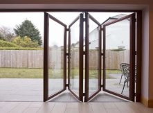 Hướng Dẫn Kỹ Thuật Lắp Đặt Hệ Cửa Gấp 4 Cánh NewEra NE328C4: Giải Pháp Sàn Nhà Liền Mạch Đẳng Cấp