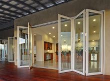 Bí Quyết Tính Toán Khe Hở Kỹ Thuật (4-6mm) Giữa Các Cánh Khi Lắp Đặt Phụ Kiện Cửa Gấp NewEra