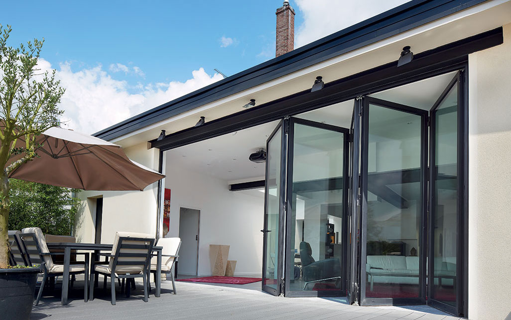 Hệ Bi Treo Tự Cân Bằng Của NewEra: Bí Quyết Kỹ Thuật Giúp Hệ Cửa Gấp Luôn Vững Chắc, Không Nghiêng Đổ