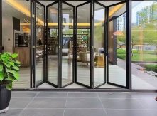 Phụ Kiện Cửa Gấp NewEra Cho Showroom: Giải Pháp Kiến Tạo Không Gian Trưng Bày Không Giới Hạn