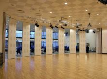 Phụ Kiện Cửa Gấp NewEra Cho Phòng Hội Trường: Giải Pháp Vách Ngăn Di Động Cách Âm Hiệu Quả