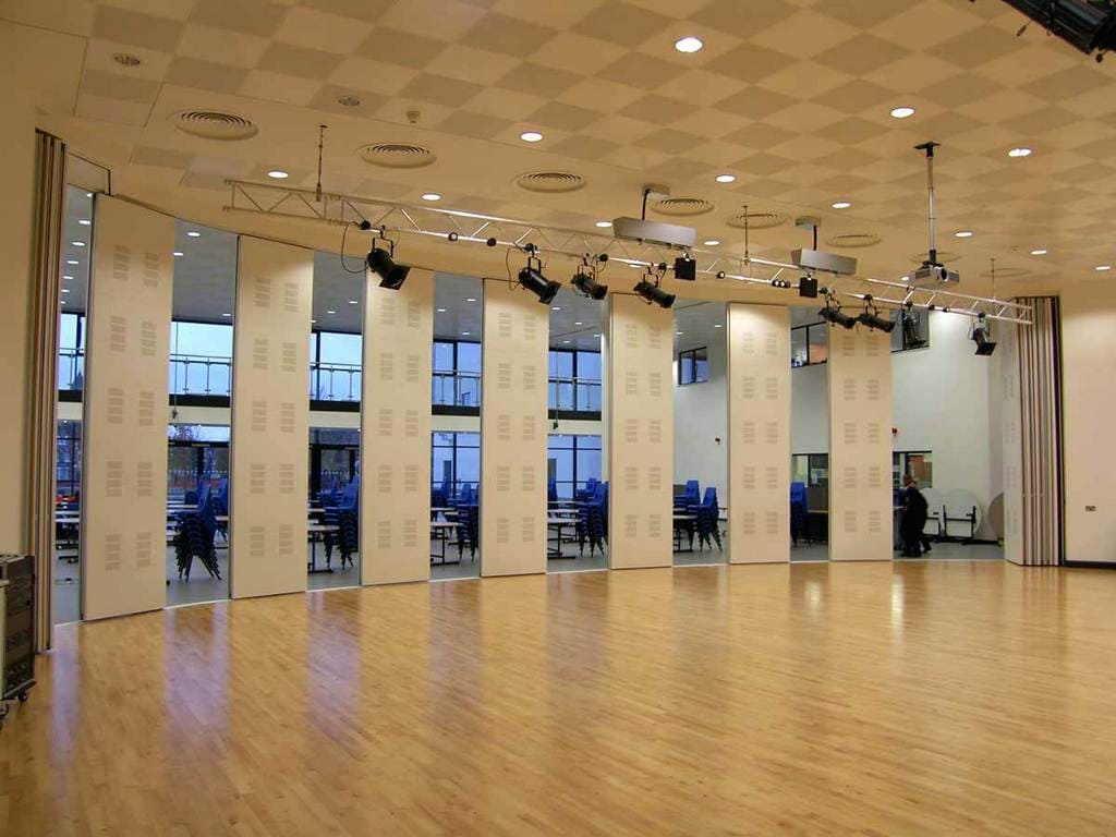 Phụ Kiện Cửa Gấp NewEra Cho Phòng Hội Trường: Giải Pháp Vách Ngăn Di Động Cách Âm Hiệu Quả