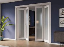 Tại Sao Ray Trượt Trên Của Hệ Cửa Gấp NewEra Phải Được Thiết Kế Để Chịu Tải Trọng Gấp 1.5 Lần So Với Thông Thường?